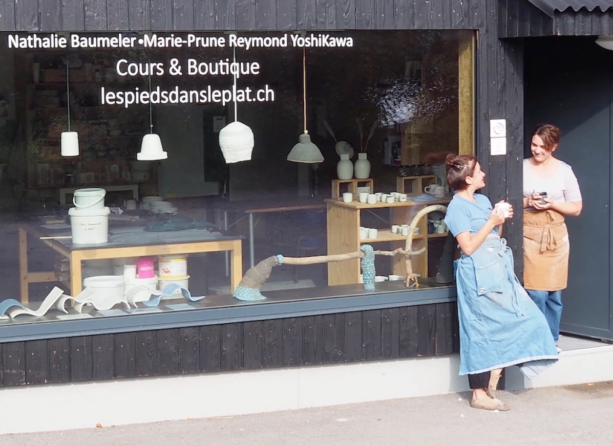 Vignette_VD_marie-prune-reymond-yoshikawa-nathalie-baumeler-ceramistes-metiers-d-art-ASMA-vue-devant-atelier.png