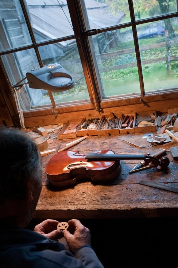 VD_Hans Martin Bader_Luthier_ASMA_Photo Patrick Dutoit_Travail.png