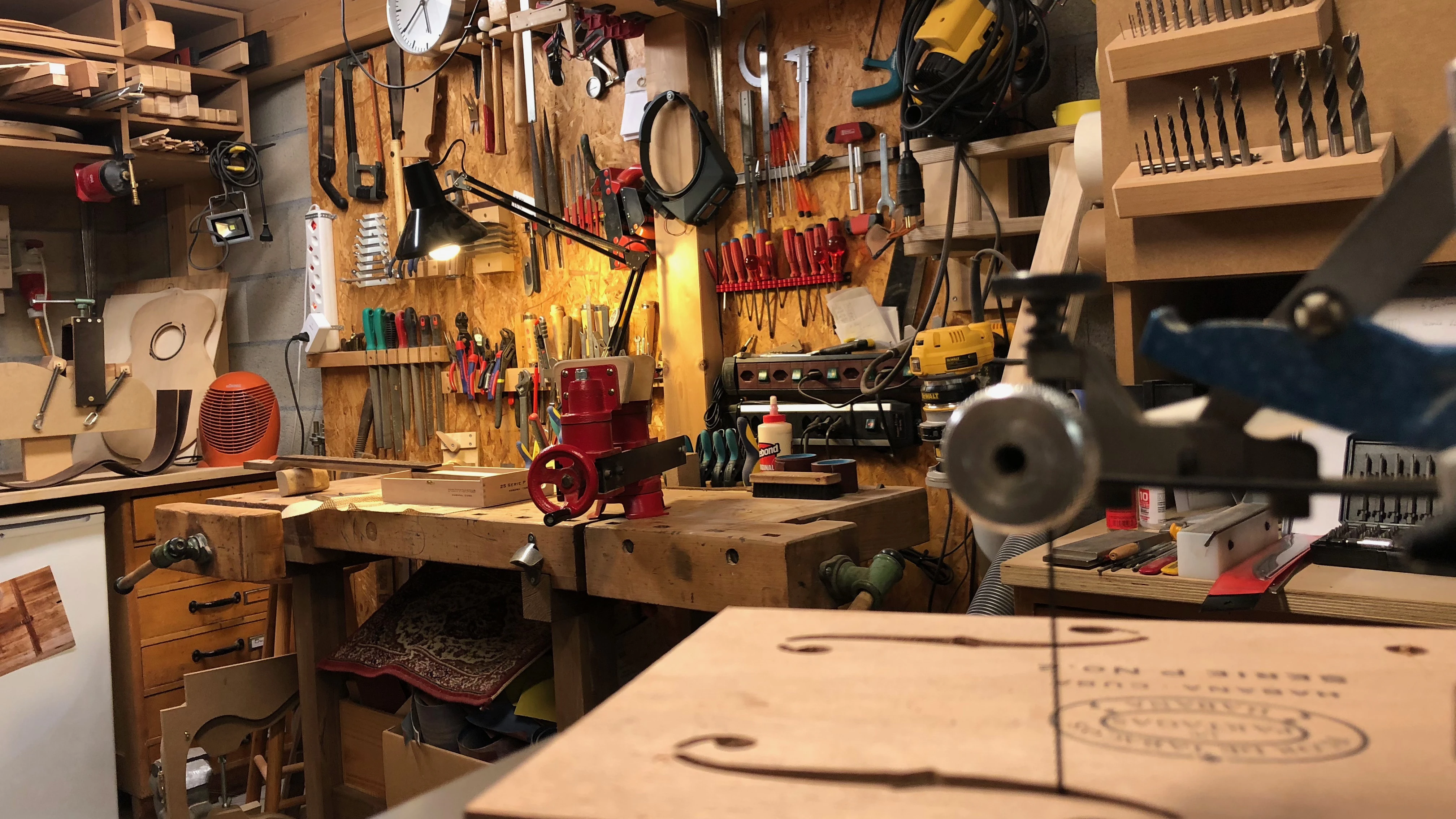 VD-daniel-borel-luthier-atelier.jpg