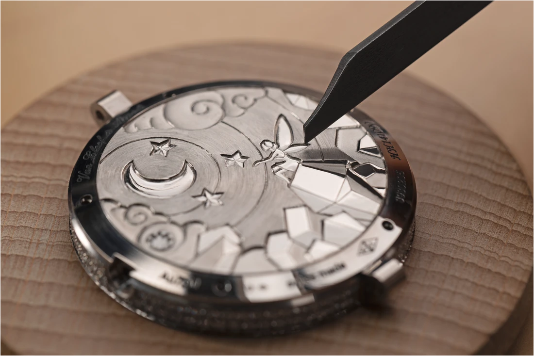 GE_Ateliers horlogers_Van Cleef & Arpels_Lady Arpels Nuit Enchantée-1411bis ©Johann Sauty-Van Cleef & Arpels_Metiers-d-art_ASMA_JEMA2026.png