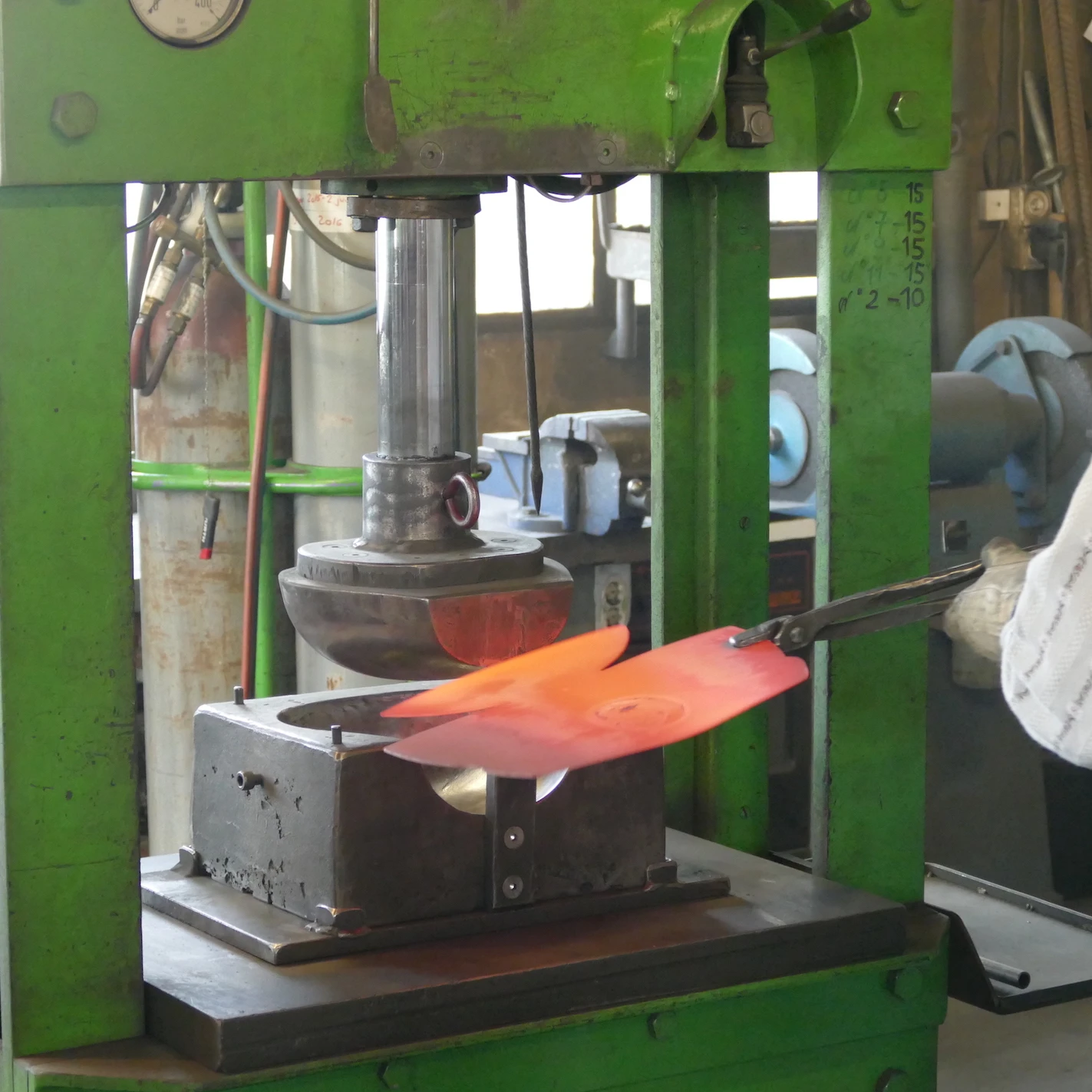 VD-Pierre-Andre-Tschantz-fabricant-toupins-geste