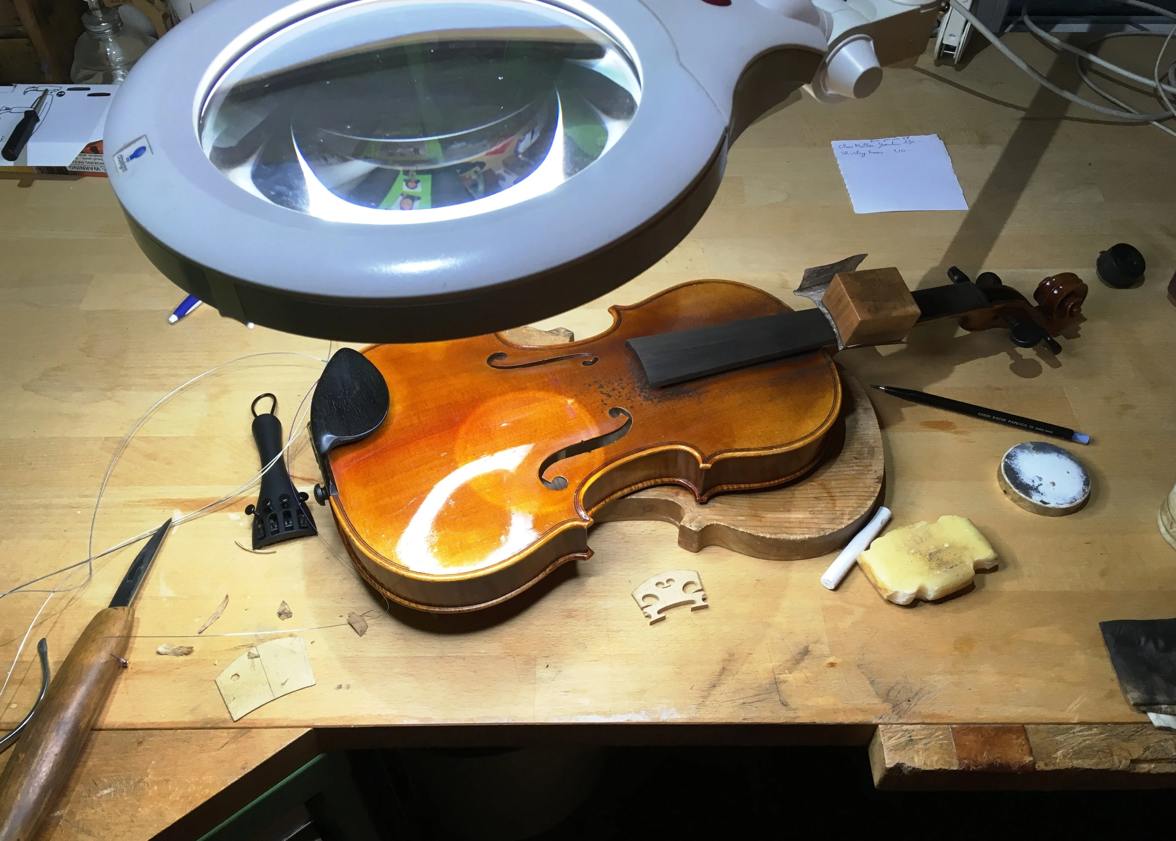 VD-yves-linder-luthier-en-cours-2.jpg