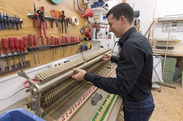 22-10-2027_Actu_24Heures_Articles_Frank Buhler_Pianos_Yverdon_Reparation_2017.jpg