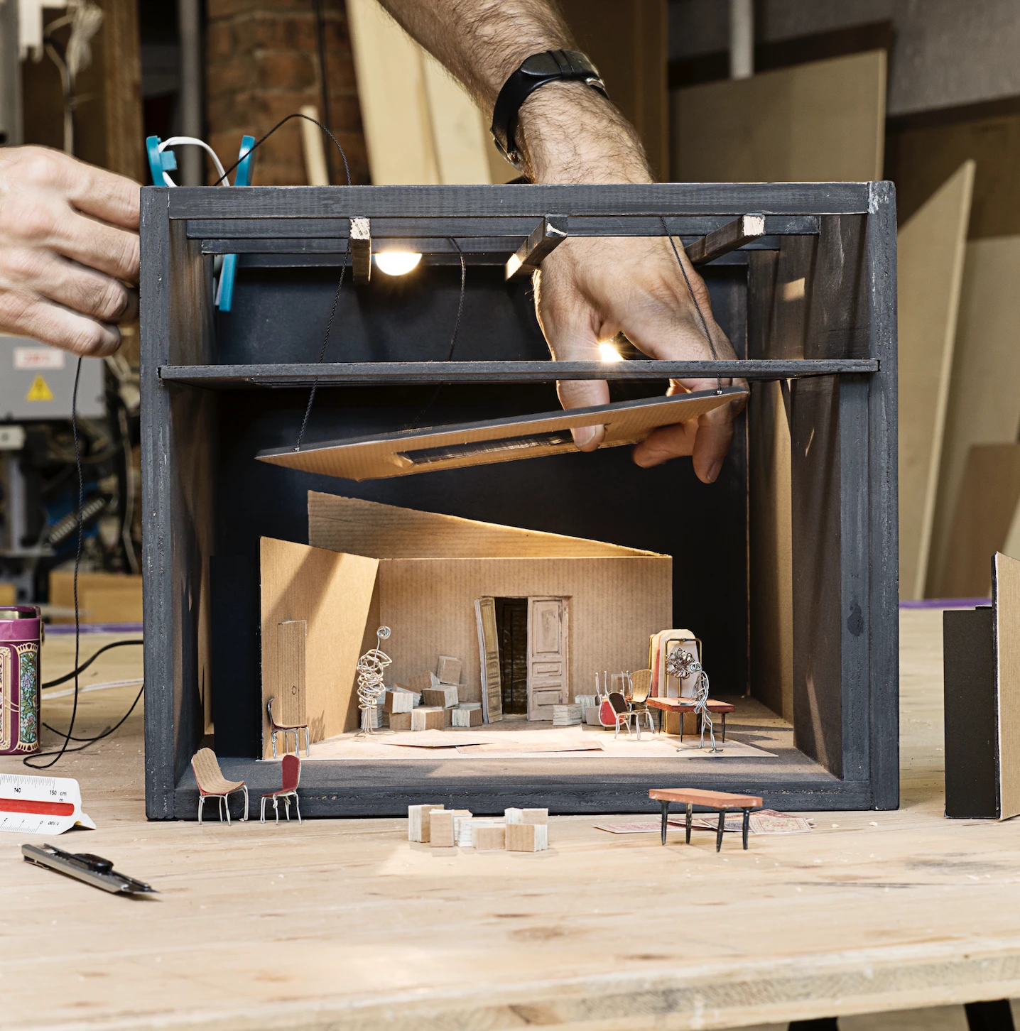 VD-ASMA-Adrien Moretti_scenographe-maquette_photo Catherine-Leutenegger-2.png