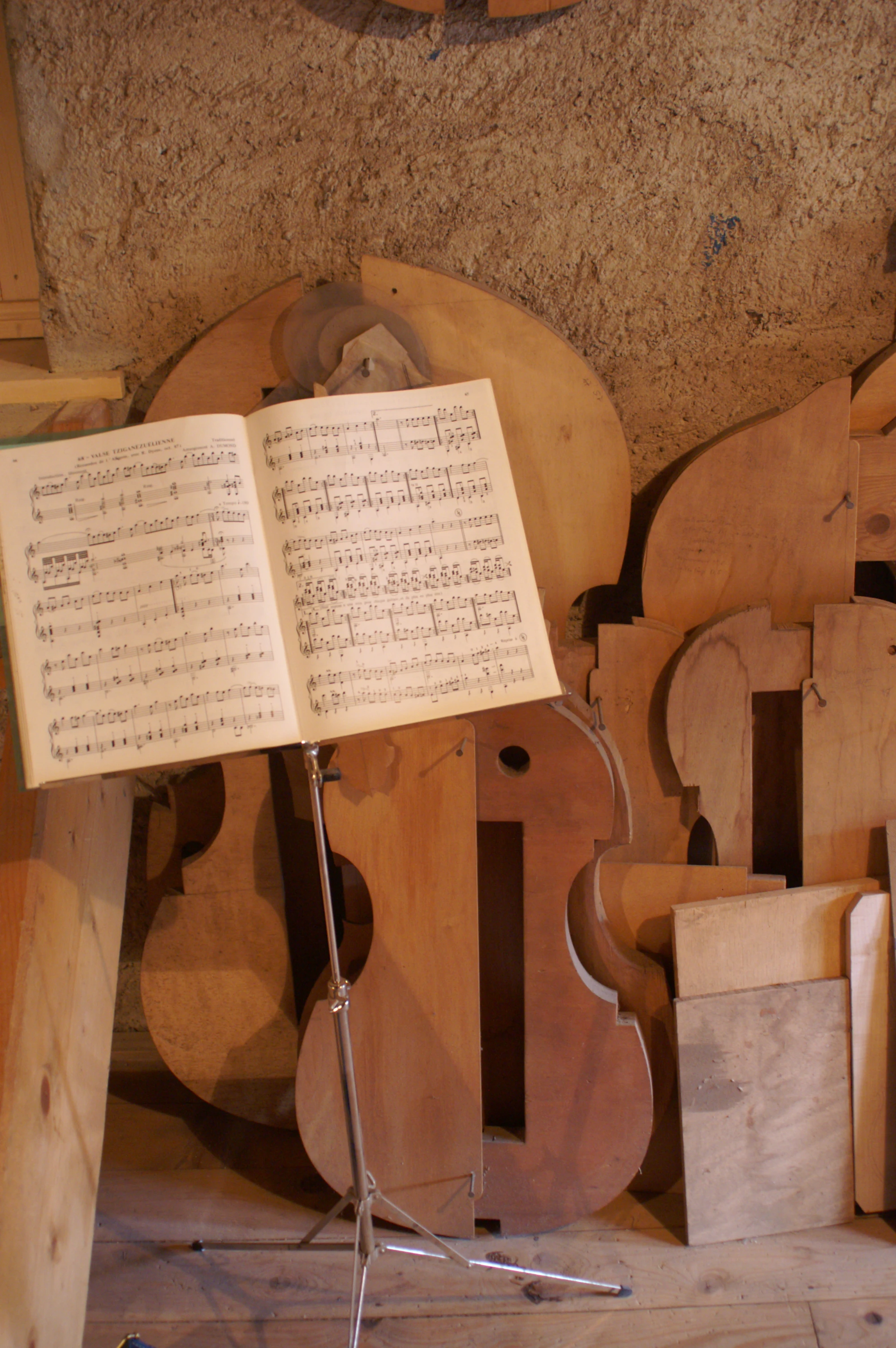 VD_Hans Martin Bader_Luthier_ASMA_Violons et partition.jpg