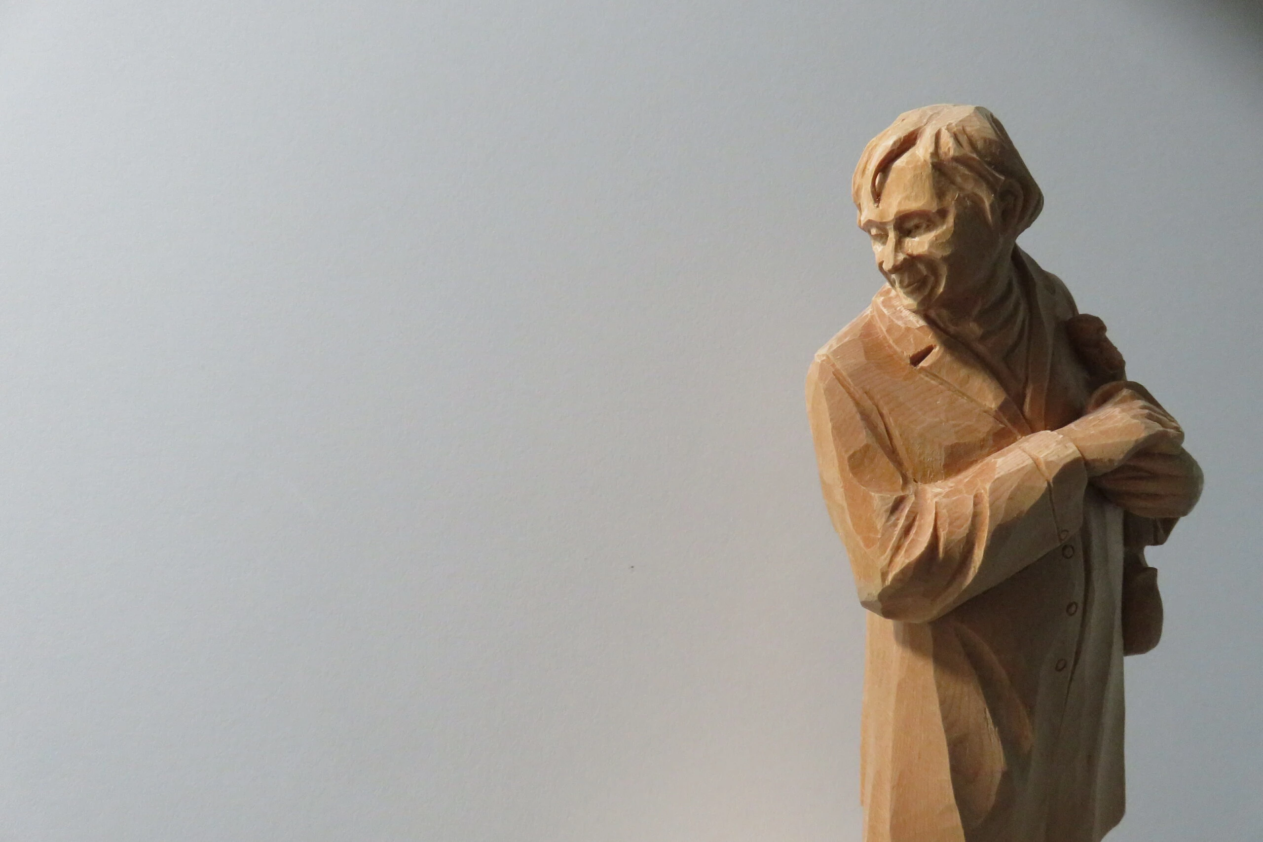 SO-fabienne-schuermann-sculptrice-bois-personnage.jpg