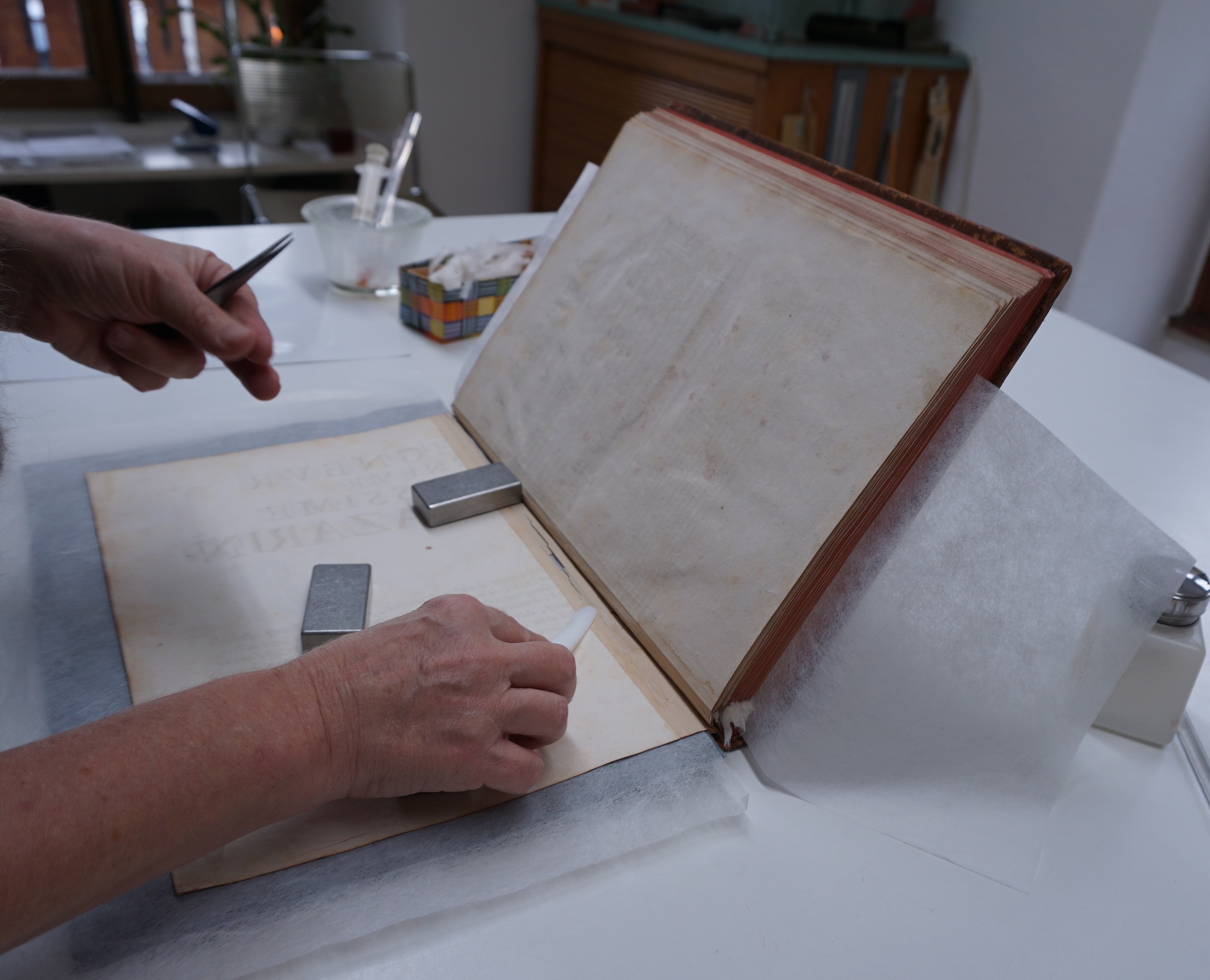 VD_chantal-karli-restauration-documents-geste.jpg