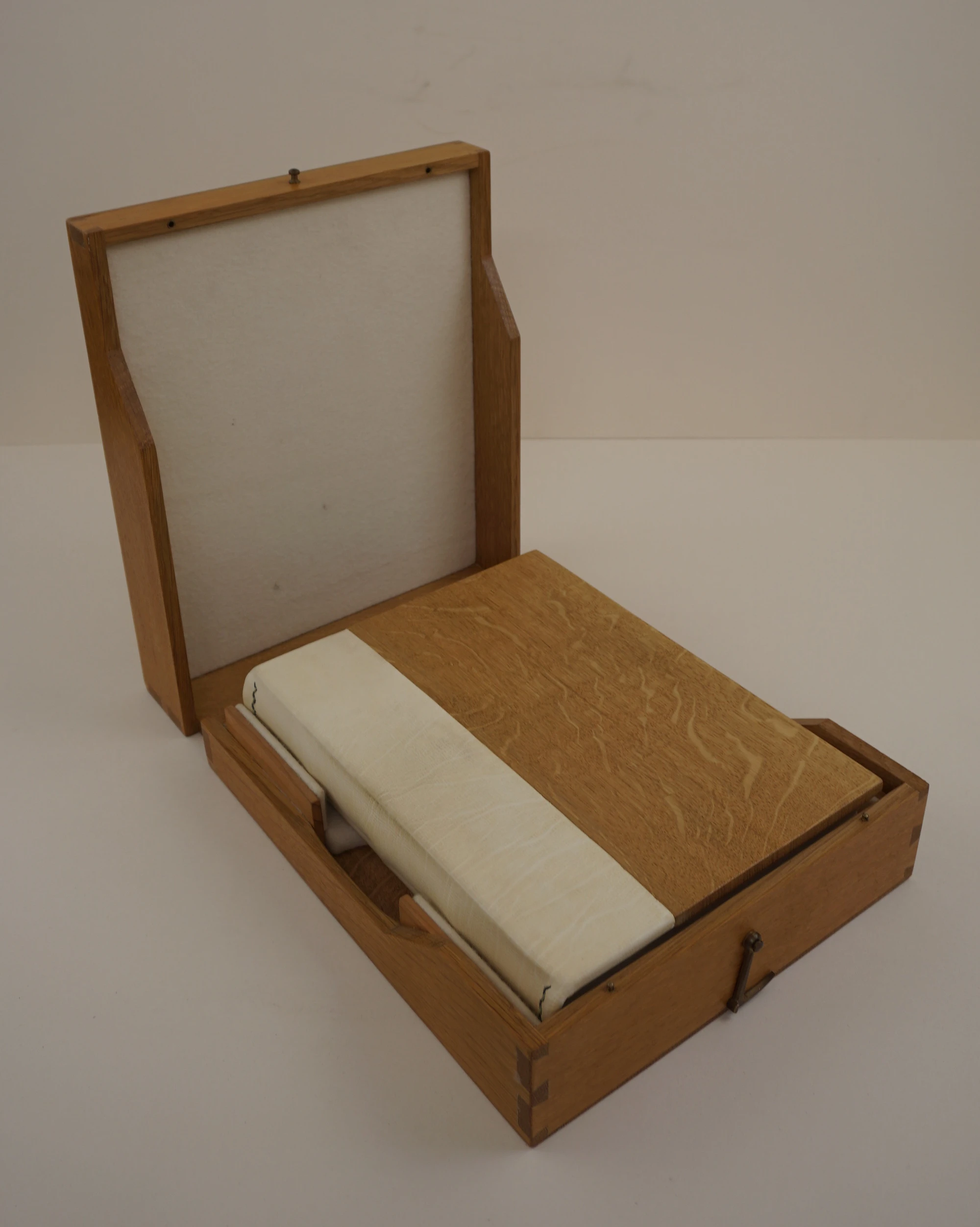 VD_chantal-karli-restauration-documents-livre.jpg