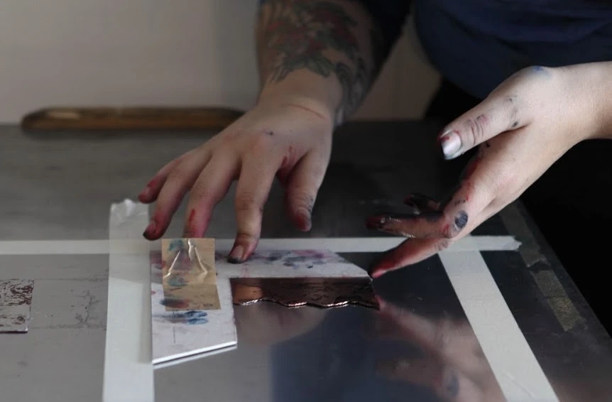 GE_Anna Leckie_Graveuse_Taille-doucier_Credit photo©Manon Preti_ASMA_Metiers-dart_Travail zoom.jpeg