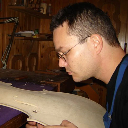TI_pascal-hornung-luthier-portrait.jpg