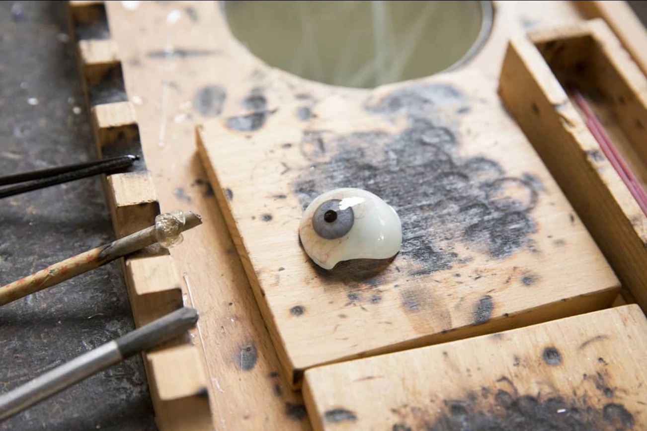 GE-ASMA-Marina-Buckel-oculariste-oeil-©laetitiagessler .png