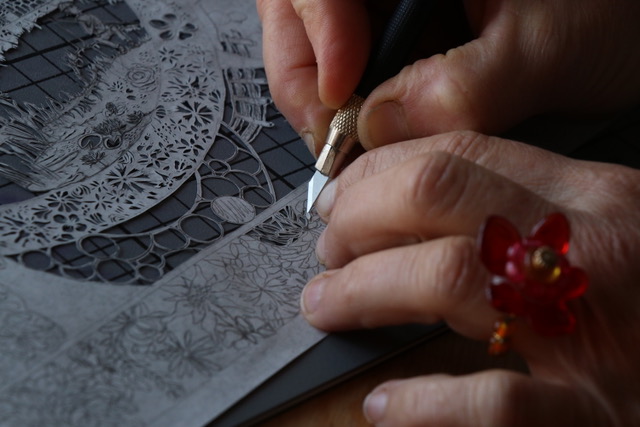 VD_Marie-Laure-Beun_Decoupeuse-papier_Metiers-d-art-ASMA_Geste_Travail.jpeg