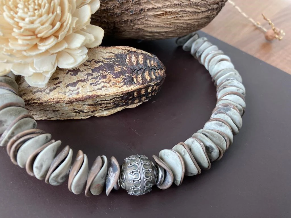 JU_micheline-lecerf_bijoux_porcelaine_ASMA_Metiers-d-Art_jema24_travail.jpg