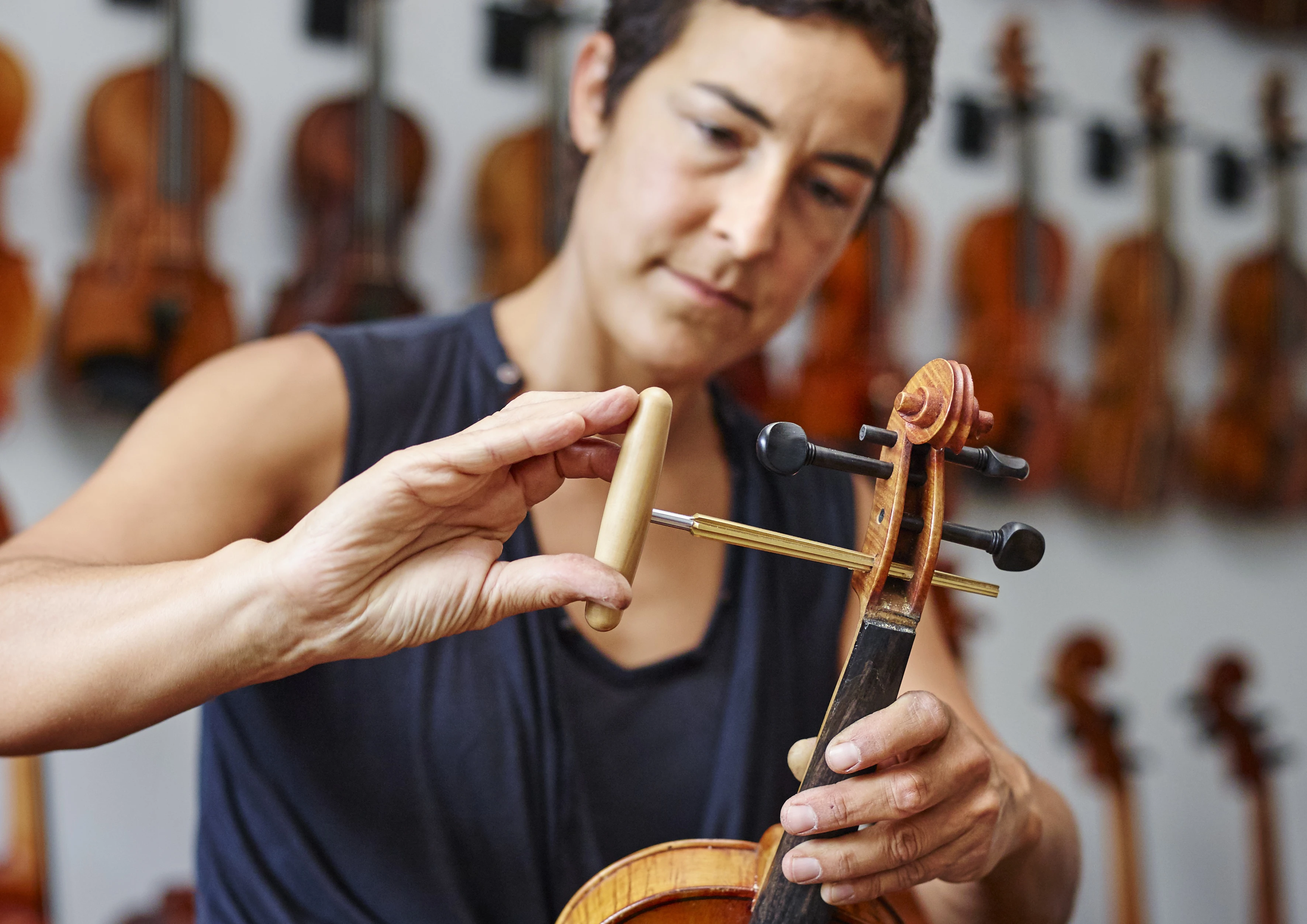 Vignette_VD_Esther-Bornand_Maitre-Luthier_ASMA_Metiers-dart_Credit-photo©davidgagnebindebons.jpg