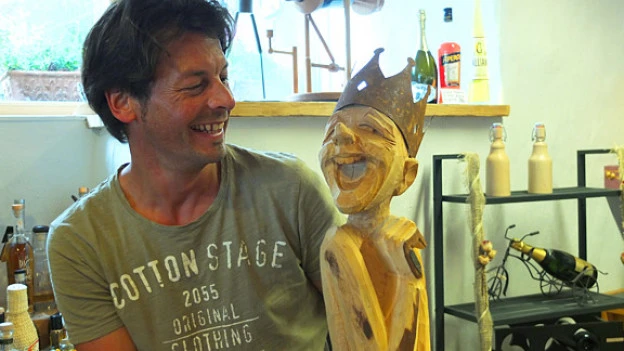 BE-rolf-bloechlinger-sculpteur-bois-portrait-2.jpg