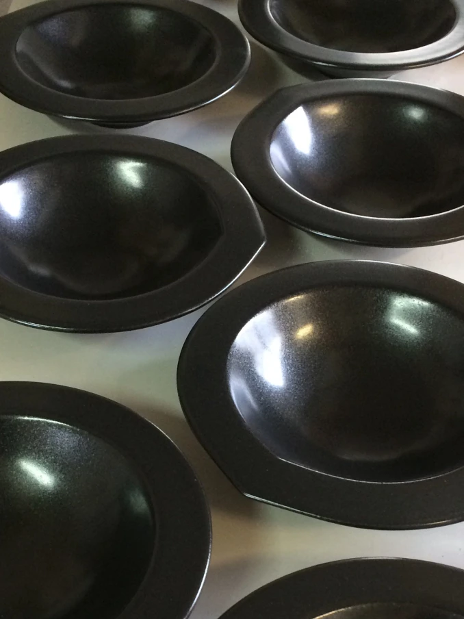 VD_marc-antoine-et-dominique-reymond-porcelainiers-assiettes.jpg