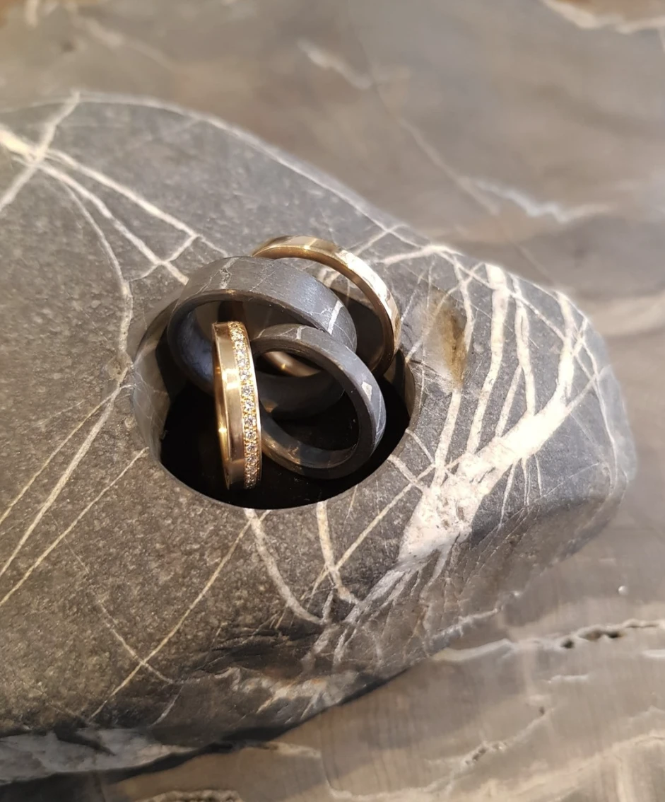 BE_Schild-Beat_Gold-&-Stein_Goldschmied_Kunsthandwerk_ASMA_Ring.png