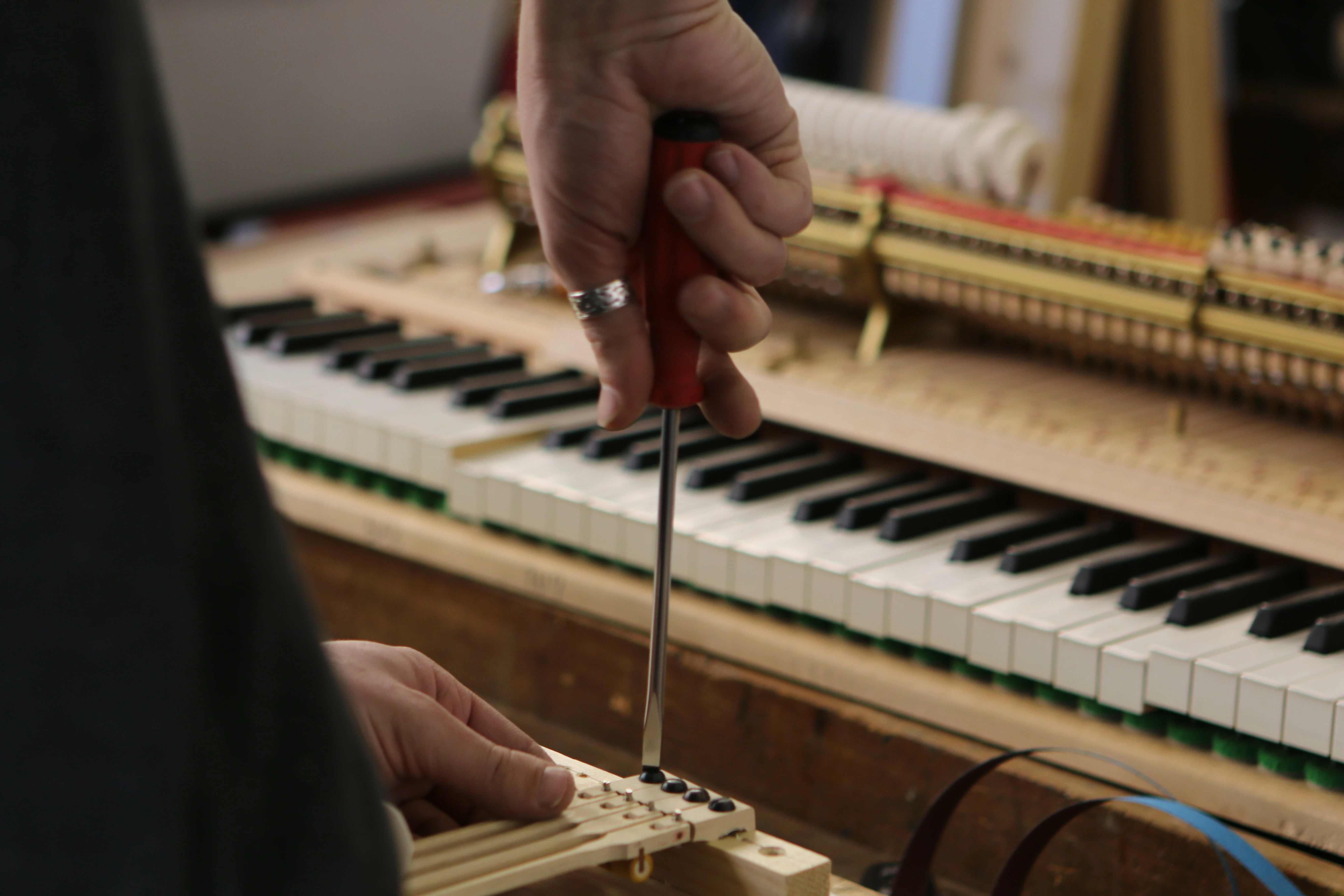 VD_matthias-maurer-facteur-pianos-geste.jpg (1)