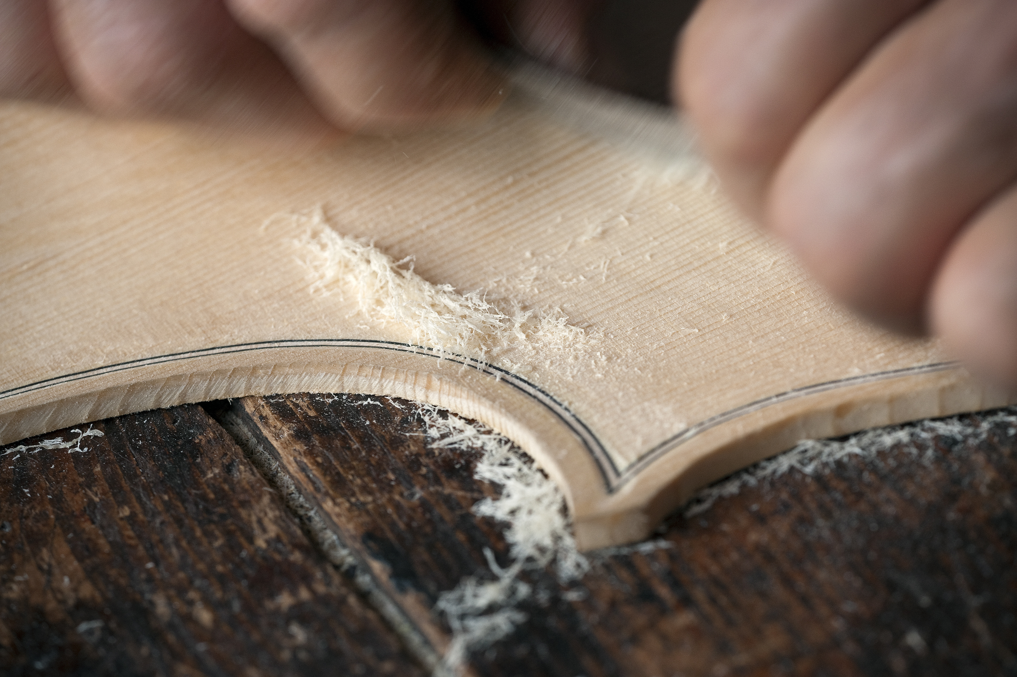 VD_Hans Martin Bader_Luthier_ASMA_Geste fabrication violon.jpg