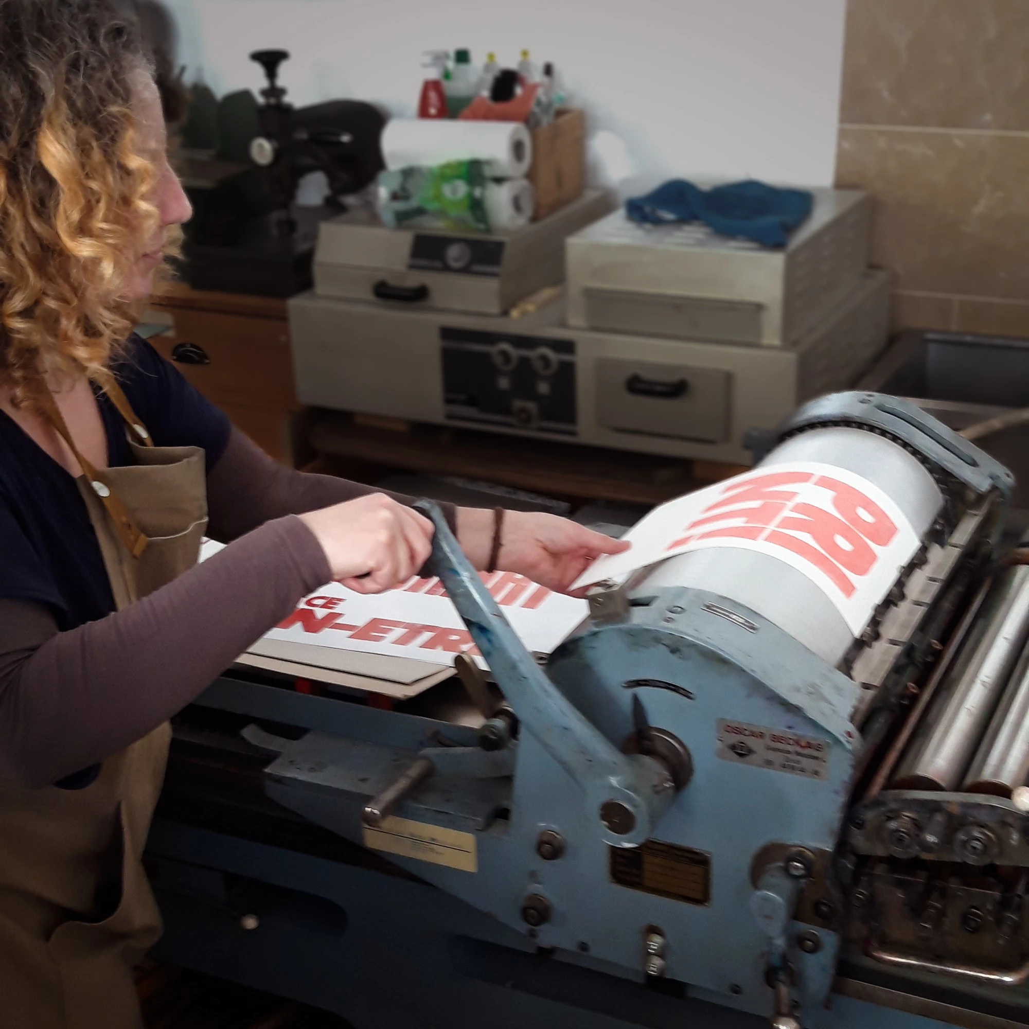 JU_monica-jaggli_imprimeuse-letter-press_typographe_ASMA_Metiers-d-Art_jema24_geste.jpg