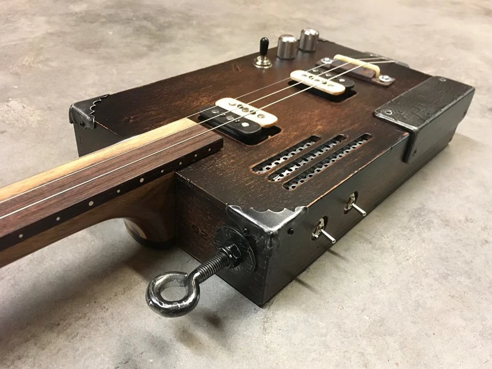 VD-Daniel_Borel_luthier-guitare-2.jpg