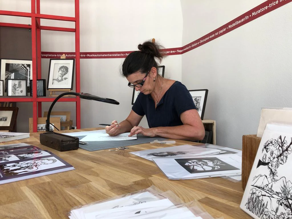 VD_Marie-Laure-Beun_Decoupeuse-papier_Metiers-d-art-ASMA_Arcades.jpg