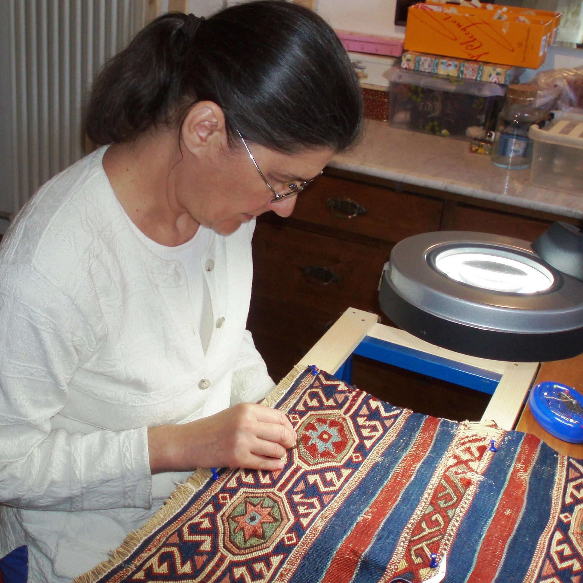 TI_claudia-vonkrannichfeldt-restauratrice-tapis-geste.jpg