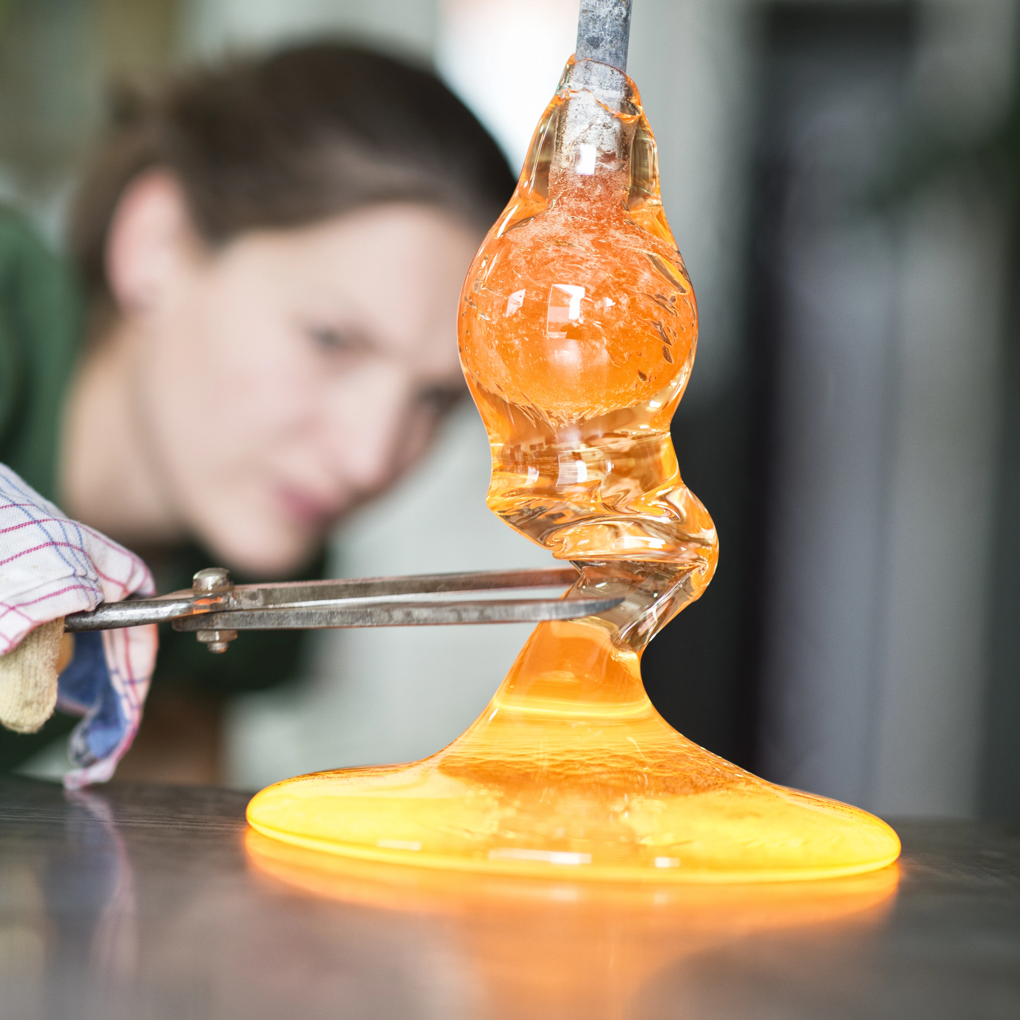 VD_valerie-deroquemaurel-souffleuse-verre-portrait-©-catherine leutenegger.jpg