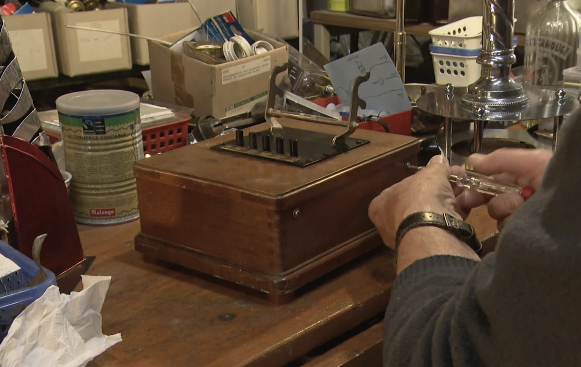 GE-ASMA-Jean-Philippe-Naef-reparateur-objets-anciens-mains-2.png