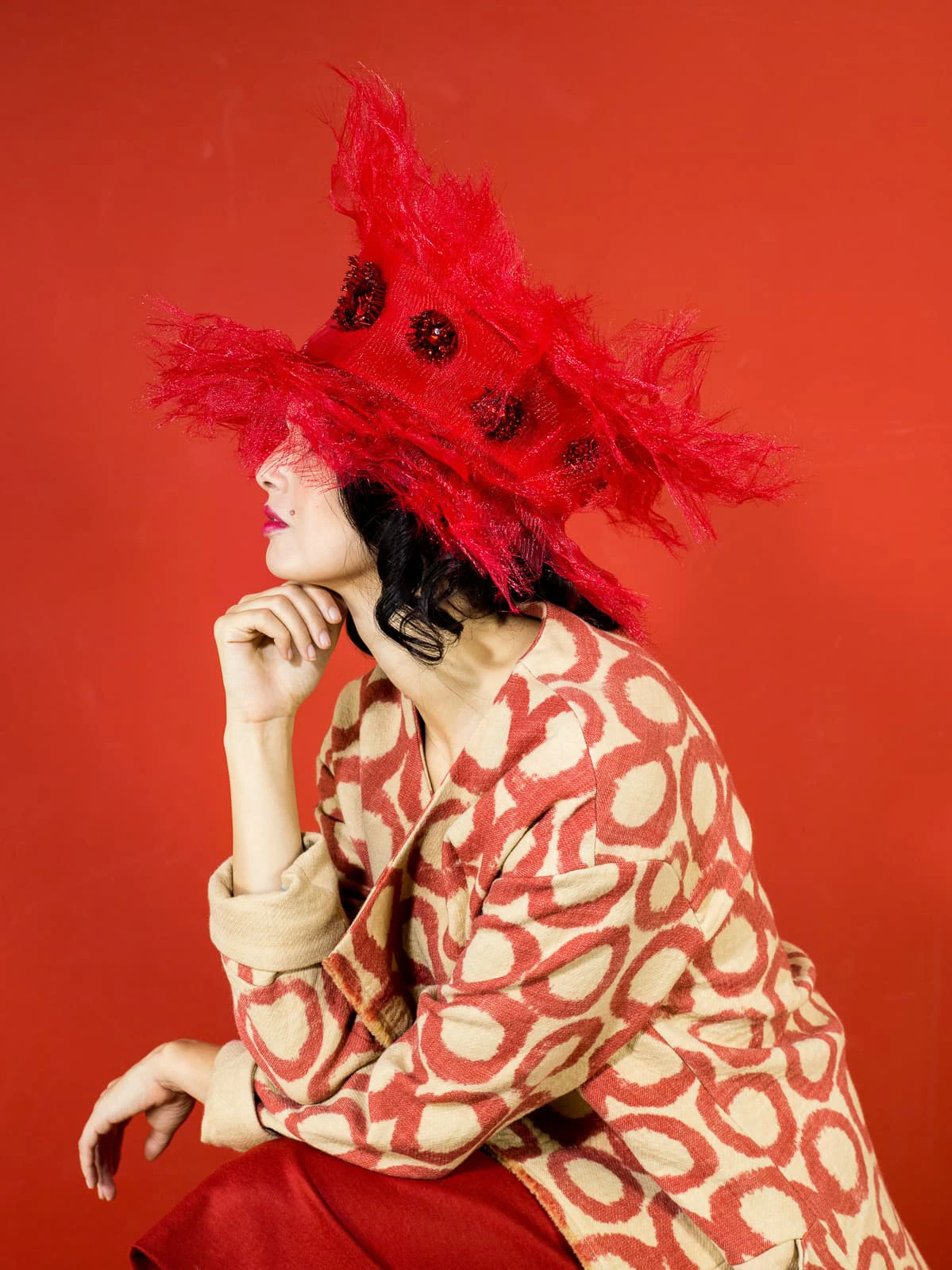LU-Caroline-Felber-modiste-chapeau-rouge.jpg