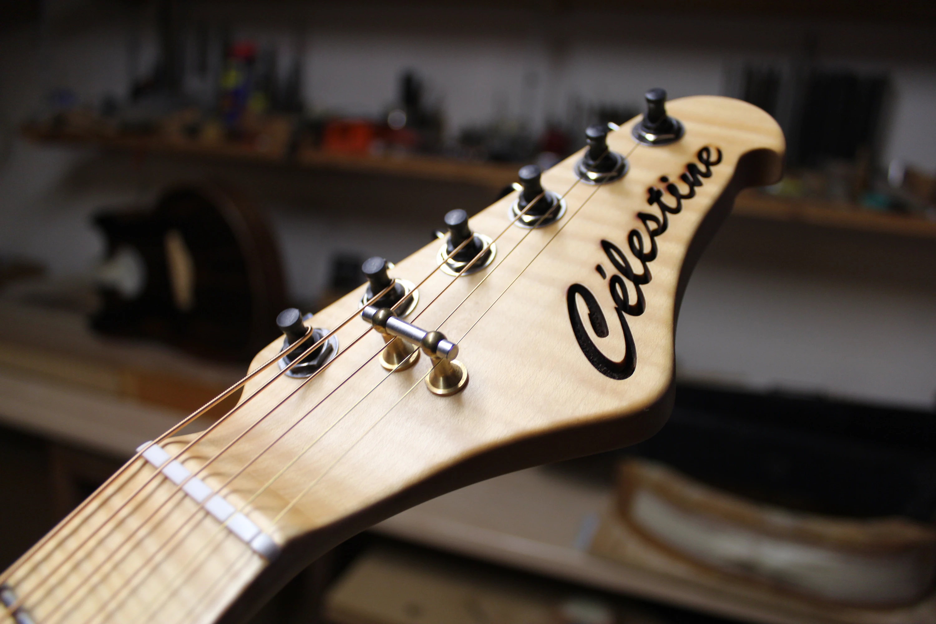 JU_claude-bourquard-luthier-manche-guitare.jpg