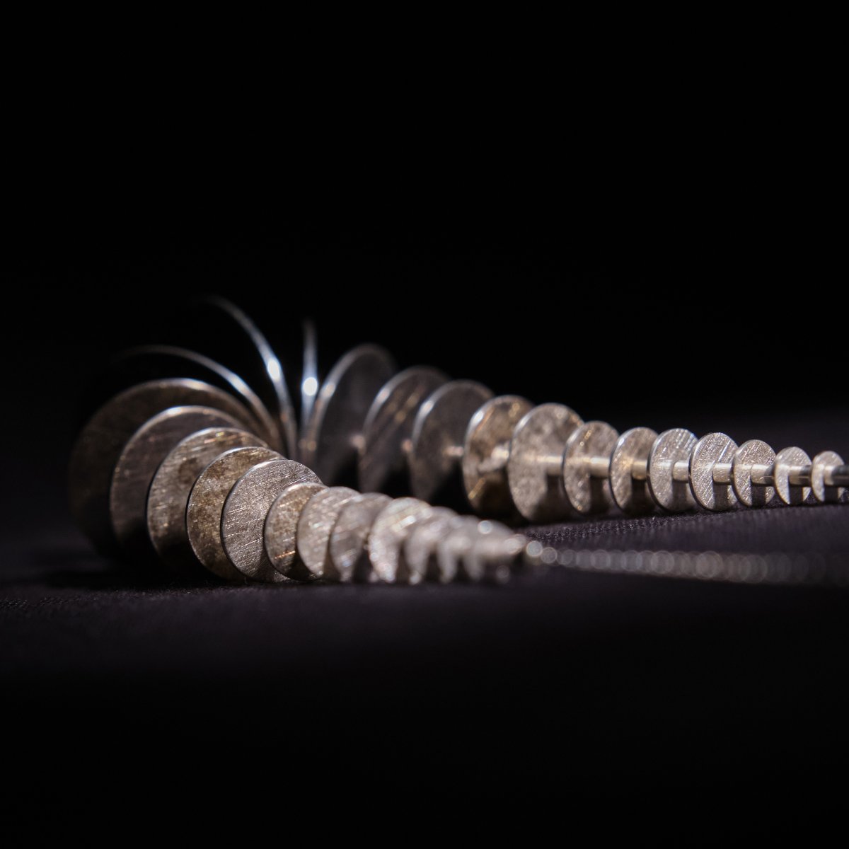 VD_Nora-Delanoe_Bijoutiere_Metiers-d-Art_ASMA_Collier_Cocon 01_Photo ©lumierbrutestudio.jpg