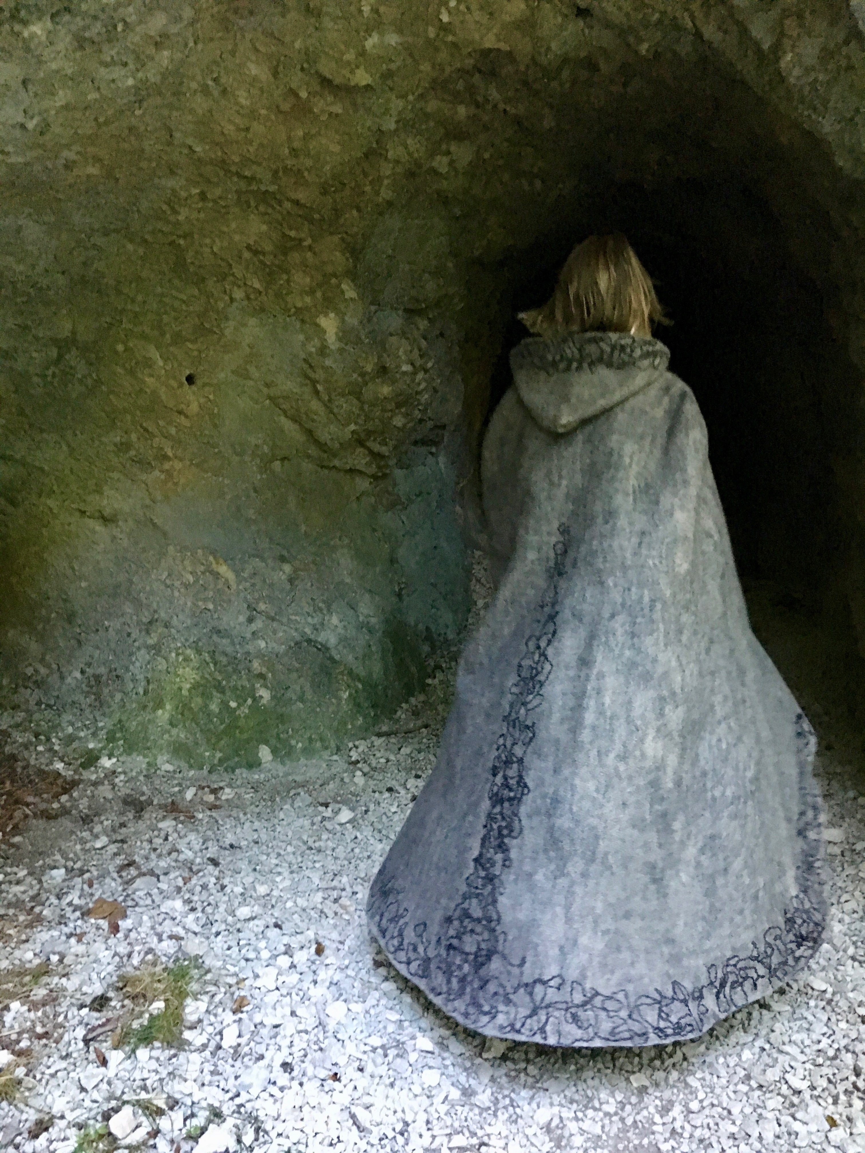 JU_mireille-finger-feutriere-cape-2.jpeg