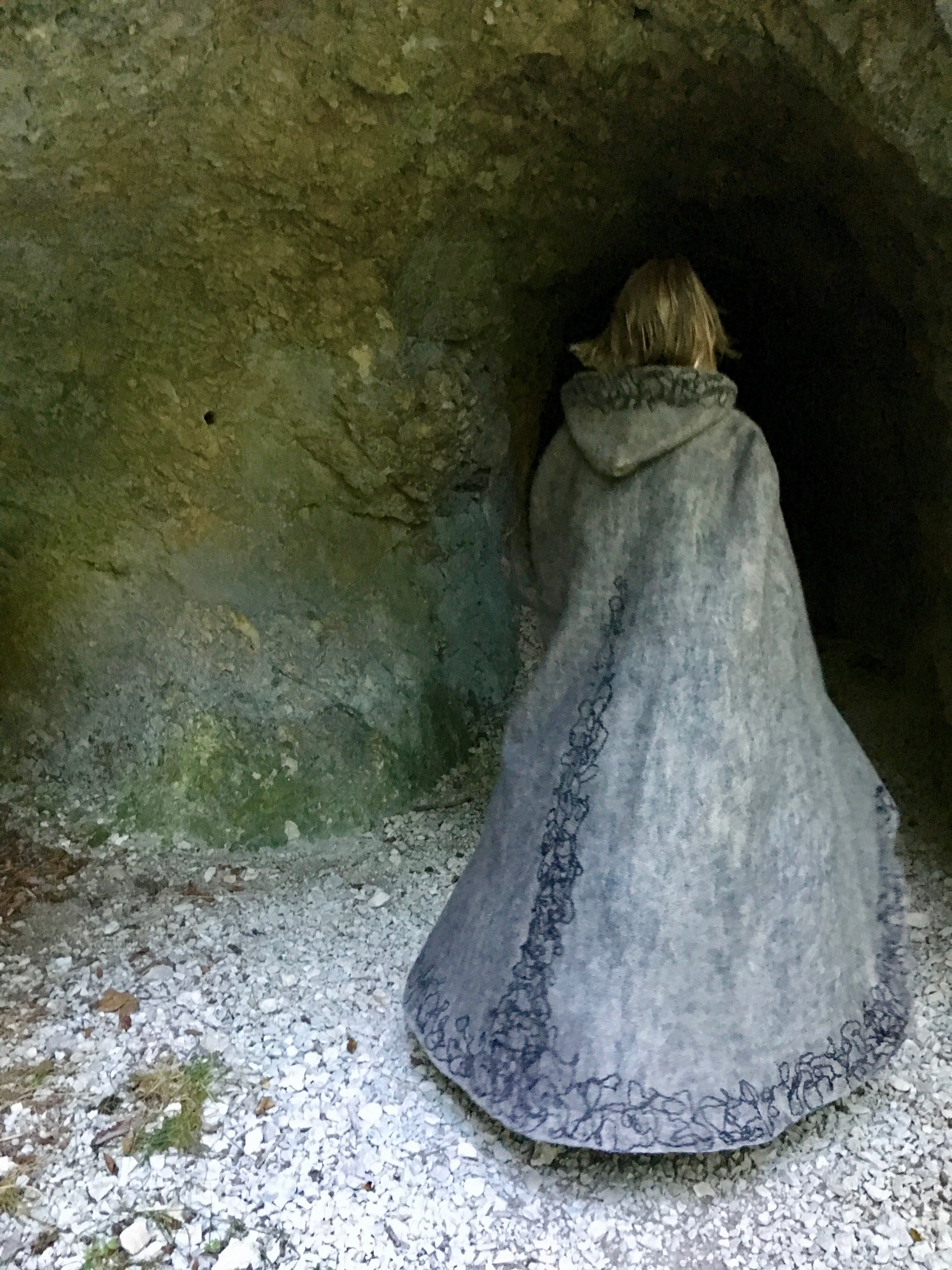 JU_mireille-finger-feutriere-cape-2.jpeg