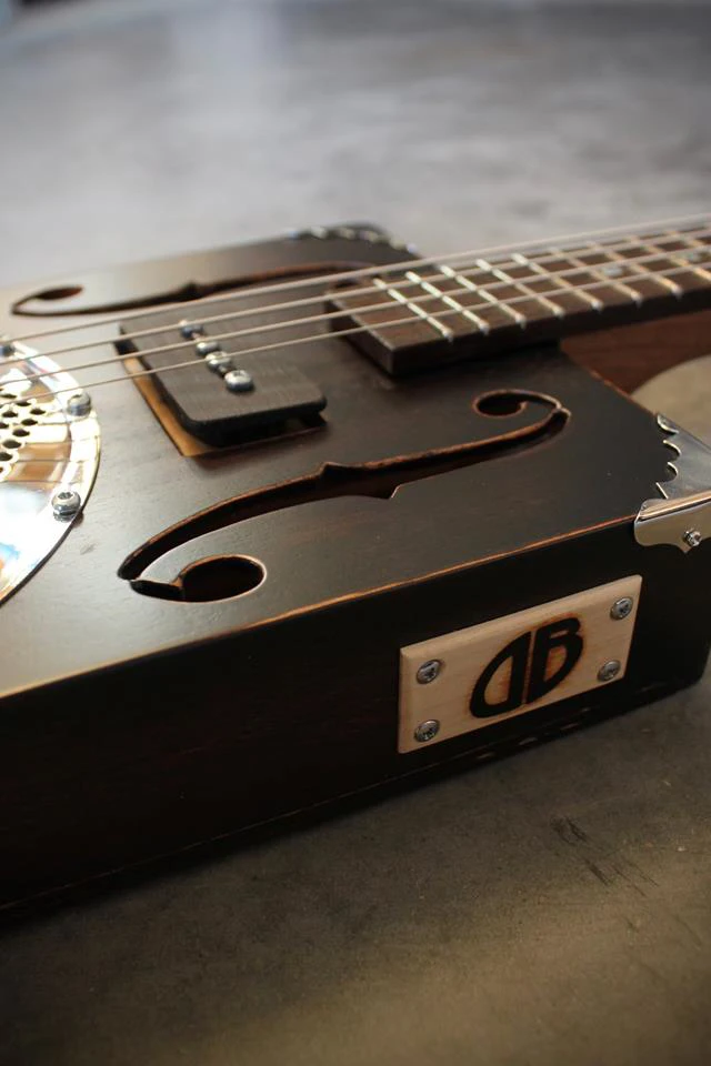 VD_daniel-borel-luthier-guitare.jpg