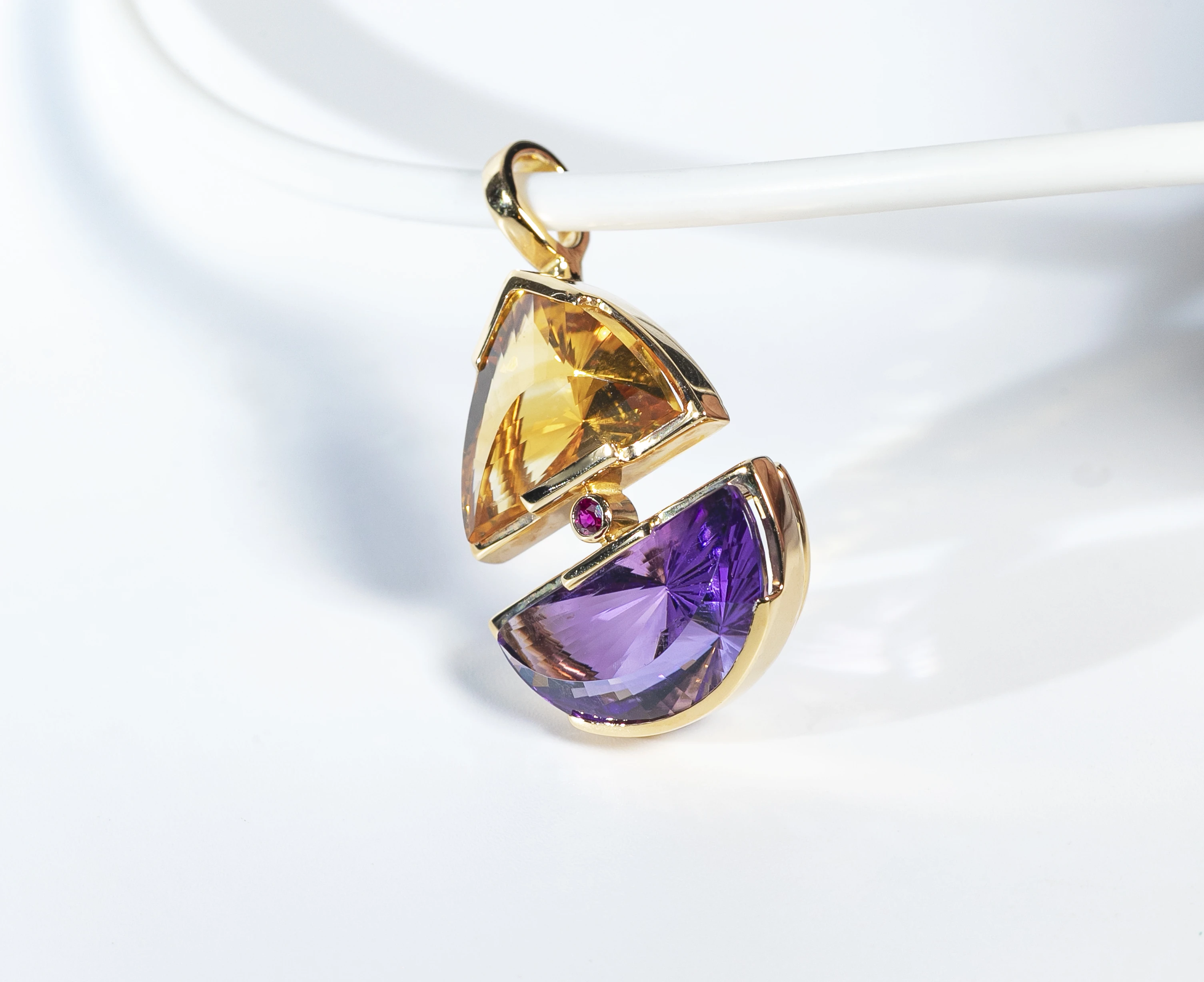 GE_Catherine Schmeer_Bijoutiere_Metiers-dart_ASMA_Pendentif citrine améthyste rubis_Credit photo©Adriano Truscello+Julia Serre.jpg