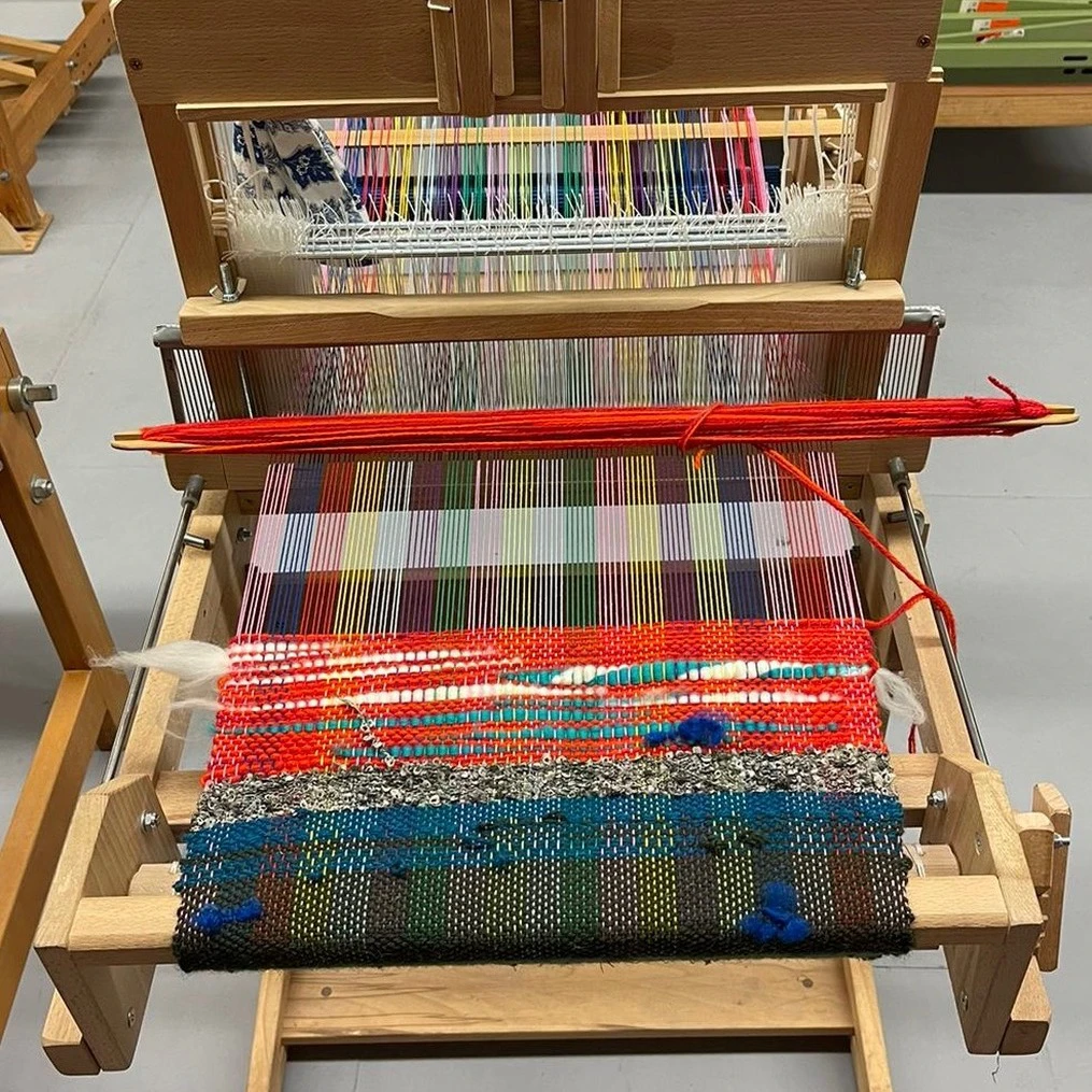 GE_Association_De Fil en Fil_Tisserande_Metiers-d-art_ASMA_Tissage en cours.jpg