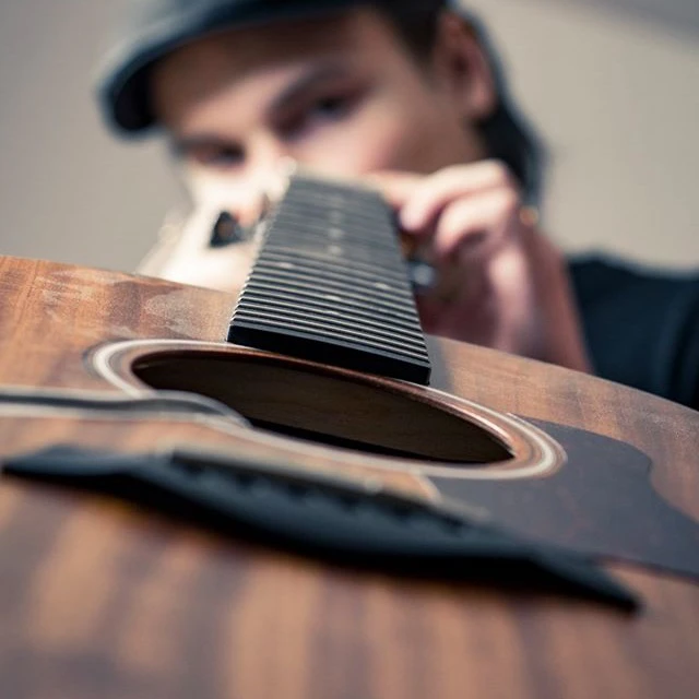 VD_adrien-roldan-facteur-guitare-portrait.jpg