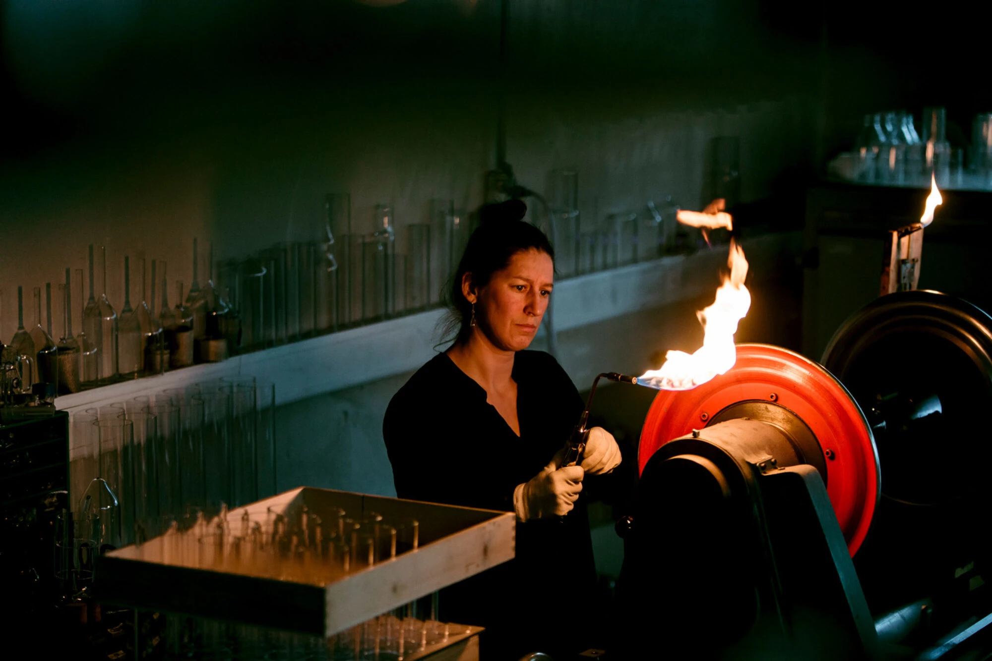 BE_Rahel-Koller_Glasblaserin_Glaslabor_Photo©Maximilian-Lederer_Kunsthandwerk_ASMA_Arbeit-6.jpg