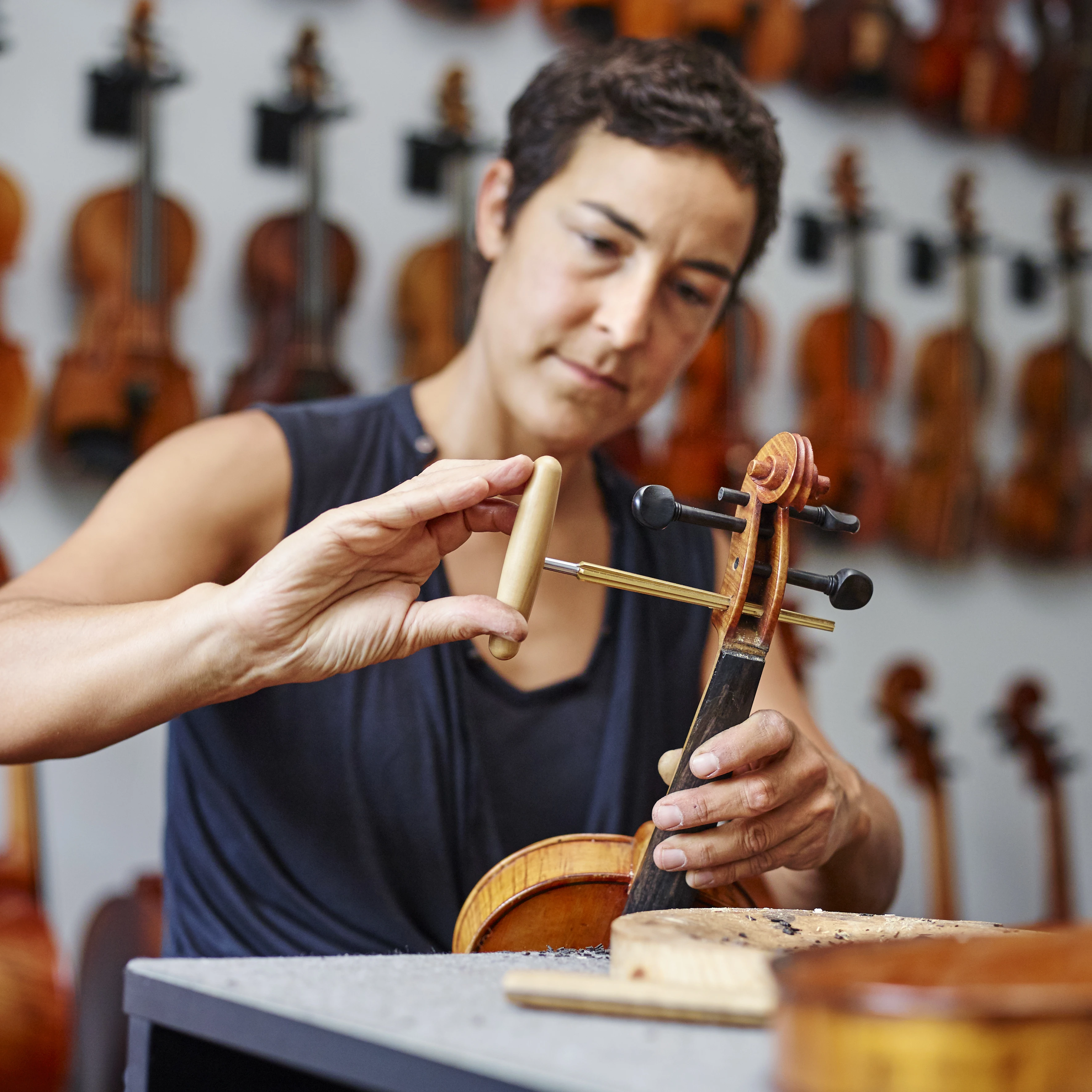 VD_esther-bornand-luthiere-portrait-2-©-davidgagnebindebons.jpg