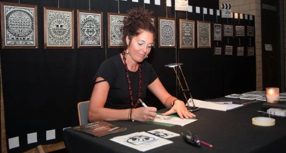 VS_nicole-dayen-schuetz-decoupeuse-papier-portrait.jpg