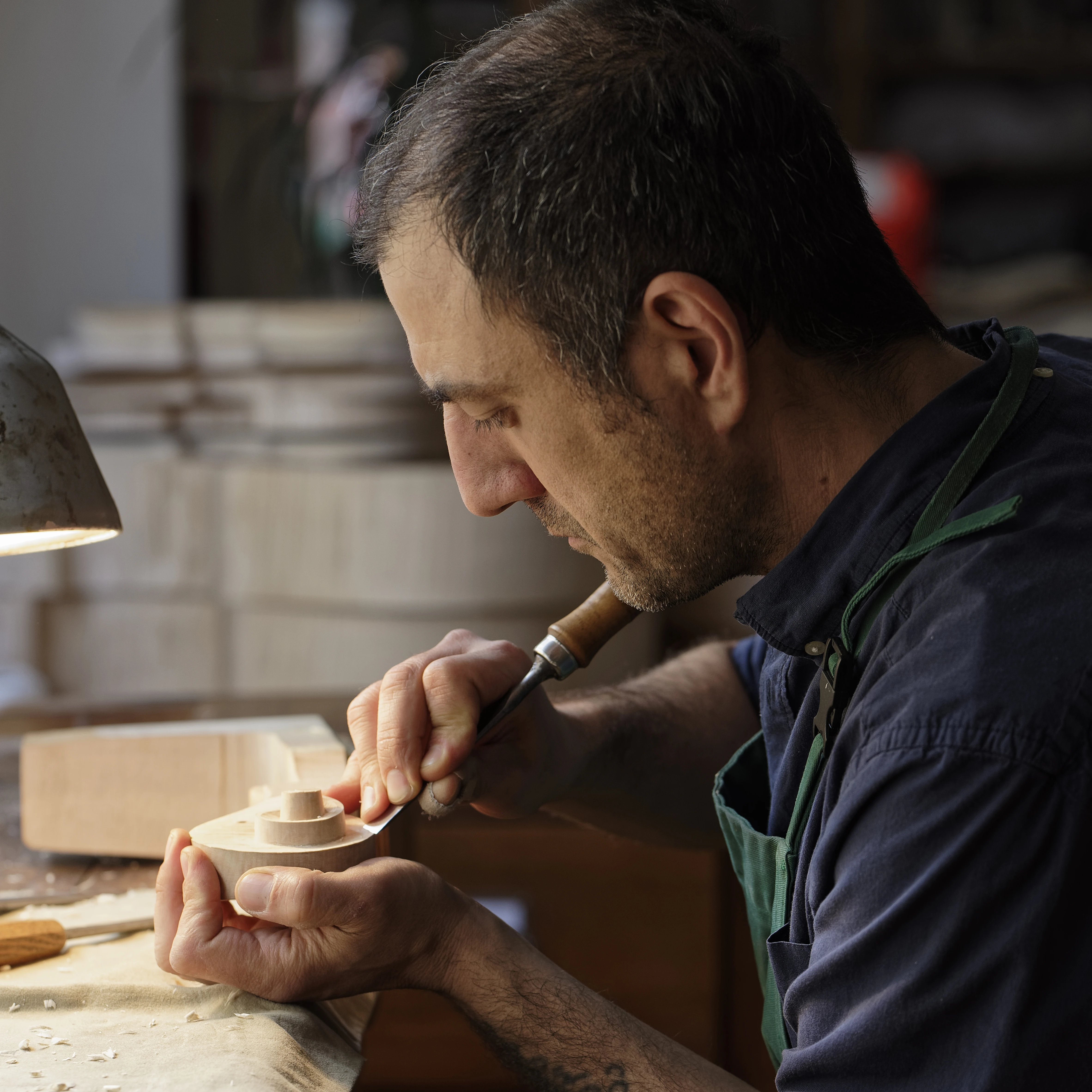 TI-christian-guidetti-luthier-geste-©thomas reber.jpg