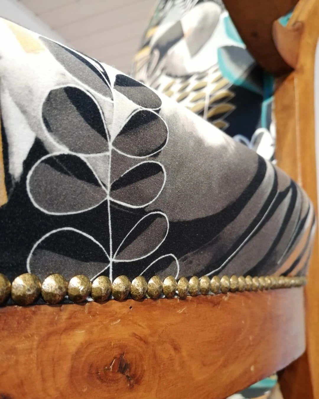 JU_ASMA-Cannelle Racordon_Tapissiere ameublement_piece-terminee-detail.jpeg