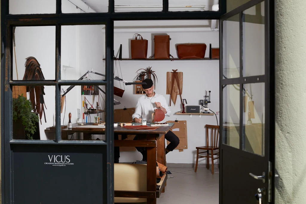 TI-vicus_marco-lazzaroni_gema_cuir_tessin-atelier.jpg
