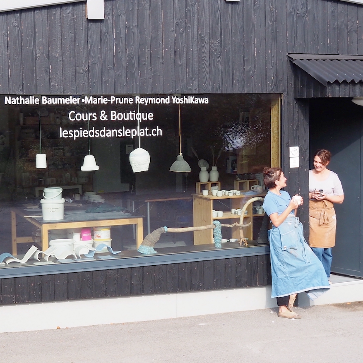 VD_marie-prune-reymond-yoshikawa-nathalie-baumeler-ceramiste-metier-d-art-vue-devant-atelier.png