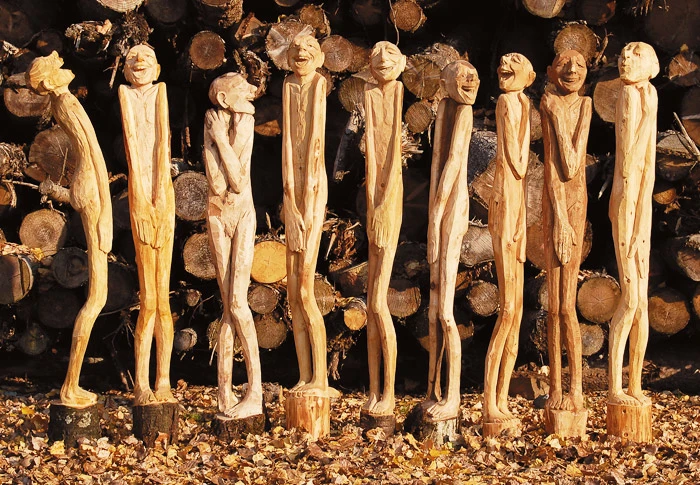BE-rolf-bloechlinger-sculpteur-bois-personnages.jpg