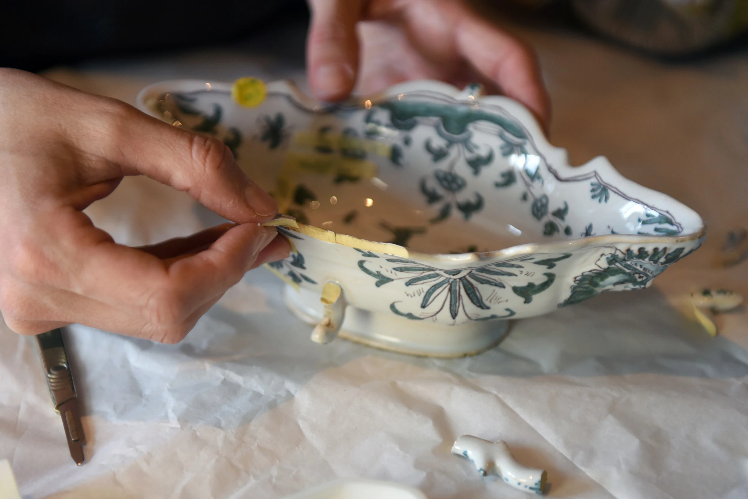 GE_hortense-decorneillan-restauratrice-porcelaine-work-©michel-perret.jpg