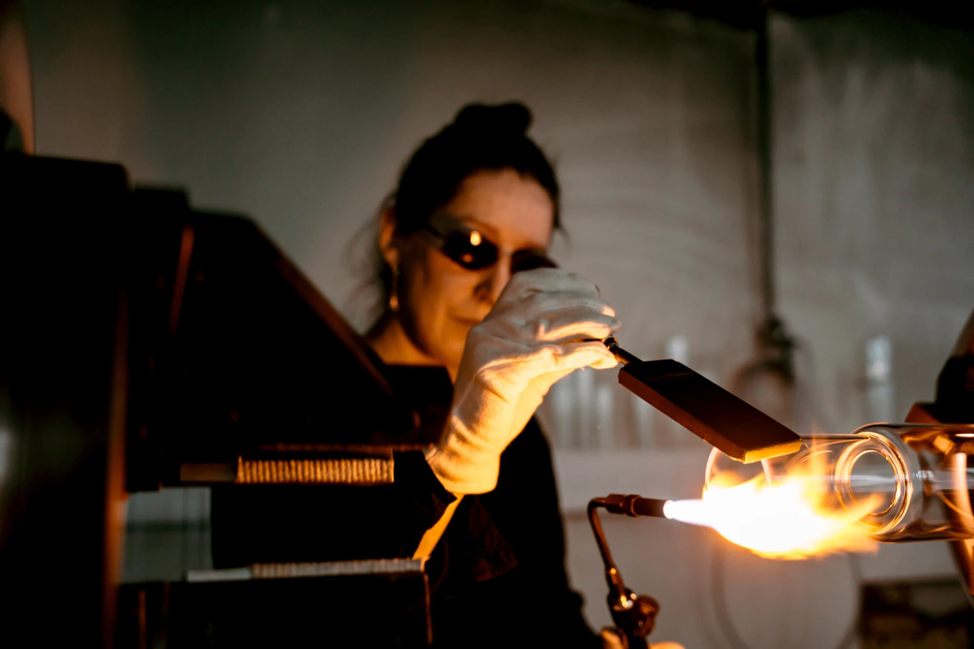 BE_Rahel-Koller_Glasblaserin_Glaslabor_Photo©Maximilian-Lederer_Kunsthandwerk_ASMA_Arbeit-3.jpg
