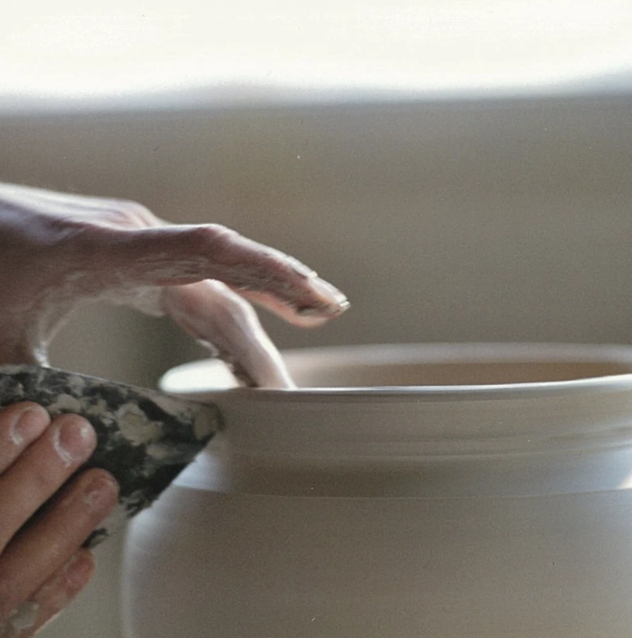 BE_Alexandra Mollet_Keramik_Kunsthandwerk_Arbeitende Hand2.png