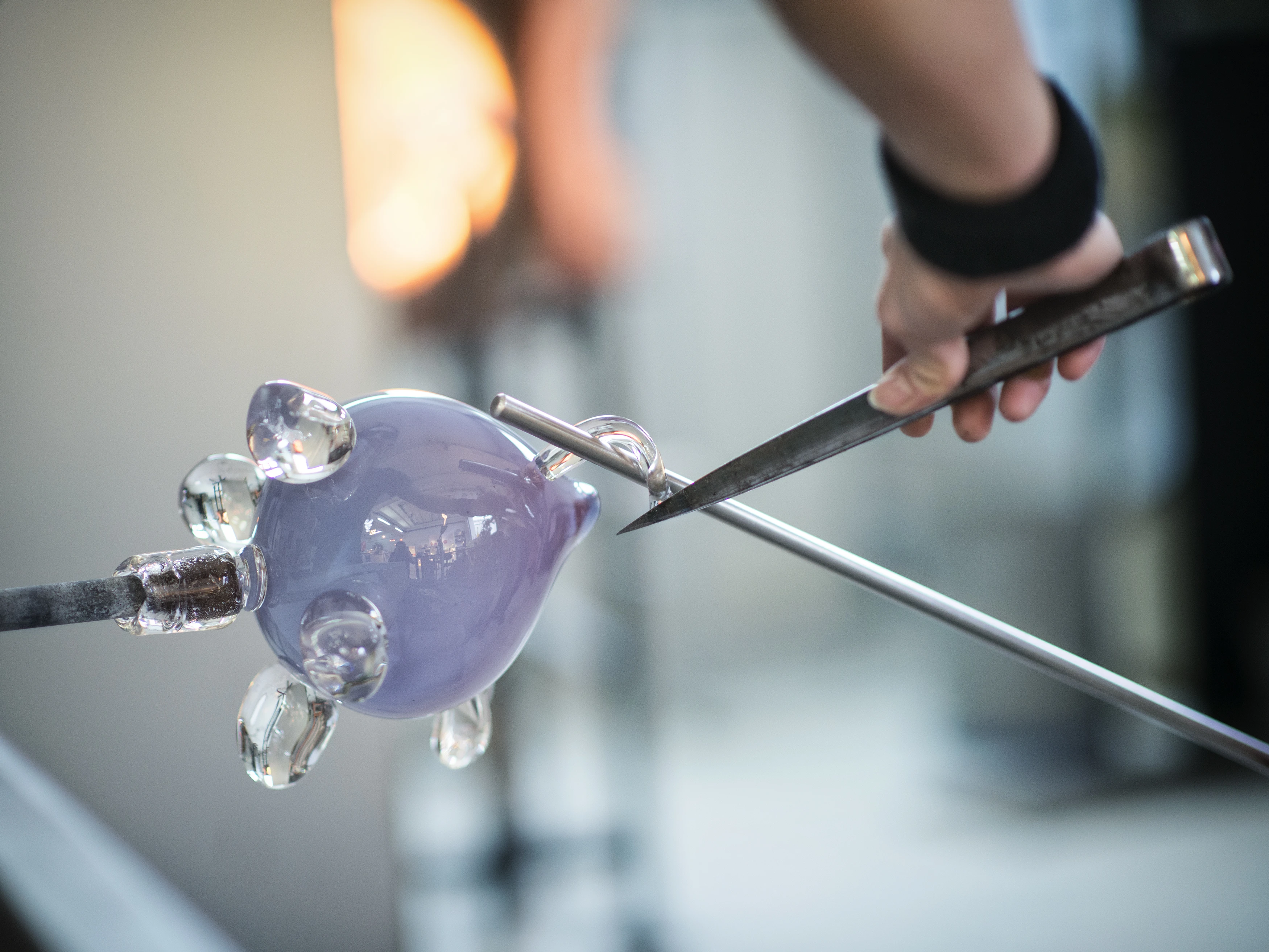 VD_valerie-deroquemaurel-souffleuse-verre-mains-©-catherine leutenegger.jpg